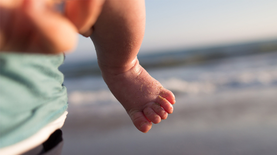 Ραιβοϊπποποδία είναι μια παραμόρφωση του άκρου ποδός που εμφανίζεται με την γέννηση ενός παιδιού.