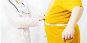 Γιατρός πραγματοποιεί μέτρηση με μεζούρα σε ασθενή με νοσογόνο παχυσαρκία