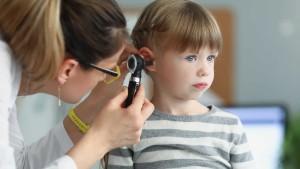 παιδίατρος εξετάζει μικρό κορίτσι για παιδική βαρηκοΐα