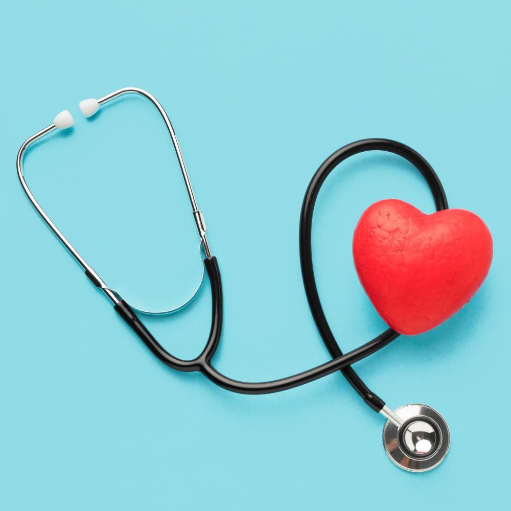 Εικόνα που δείχνει ένα στηθοσκόπειο και μια καρδιά για κεντρική φωτογραφία άρθου για τις συγγενείς καρδιοπάθειες