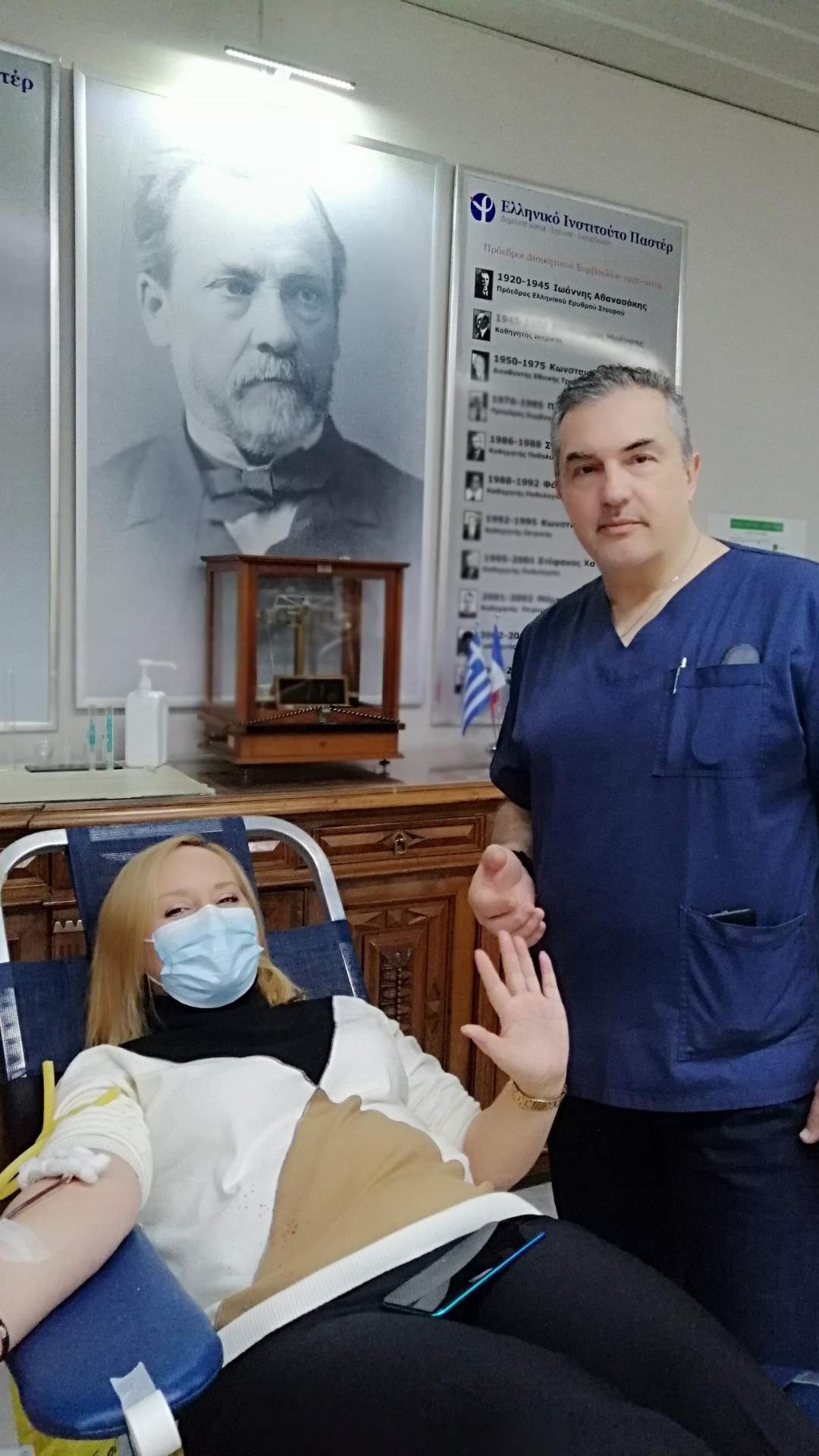 Η Διευθύντρια της νοσηλευτικής υπηρεσίας του Ομίλου Ευρωκλινικής κα Αγορή Καντζιά με τον πλαστικό χειρουργό κο Μιχελάκη σε εθελοντική αιμοδοσία του Ομίλου
