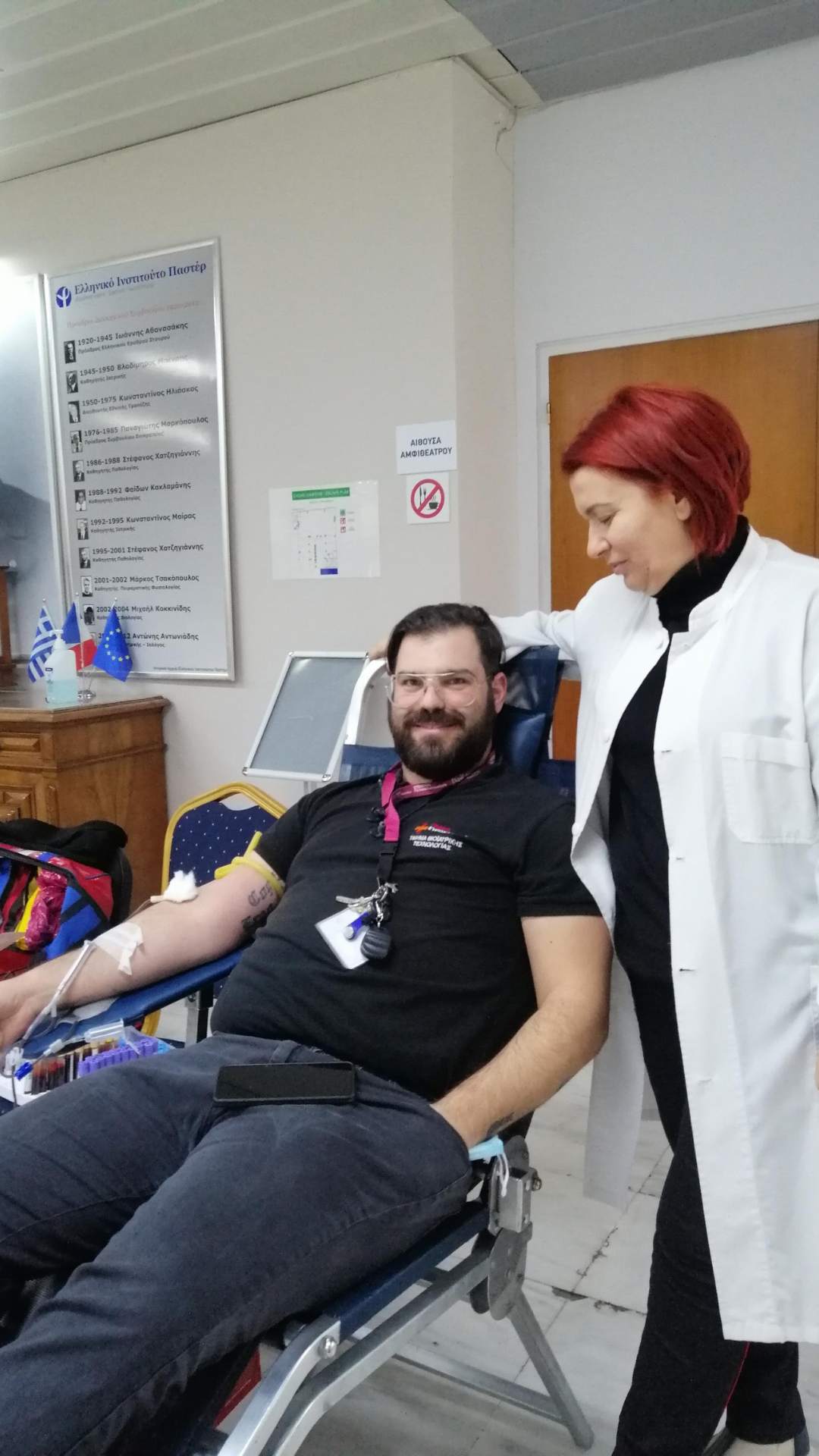 Εργαζόμενος του Ομίλου Ευρωκλινικής, δίνει αίμα σε εθελοντική αιμοδοσία του Ομίλου