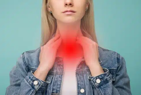 γυναίκα εξετάζει το λαιμό της για καρκίνο θυρεοειδούς